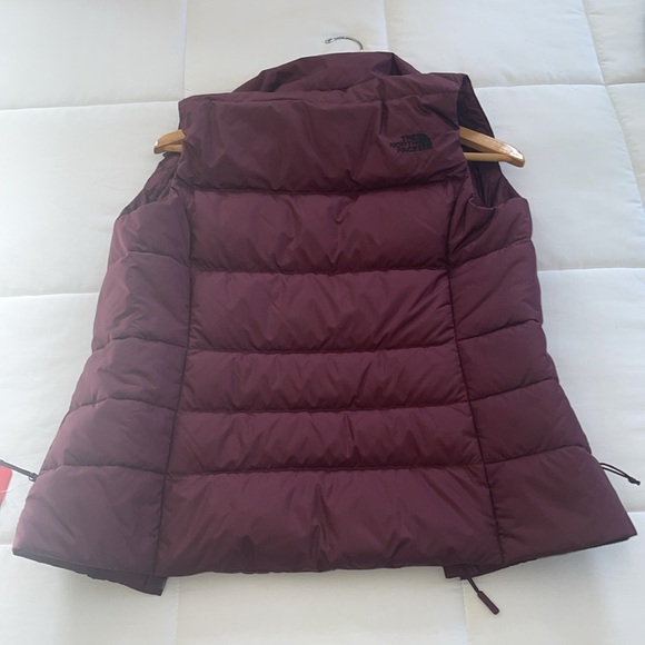 The North Face Women's Burgundy Puffer Vest 550 and cozy pants   size S - Picture 5 of 7